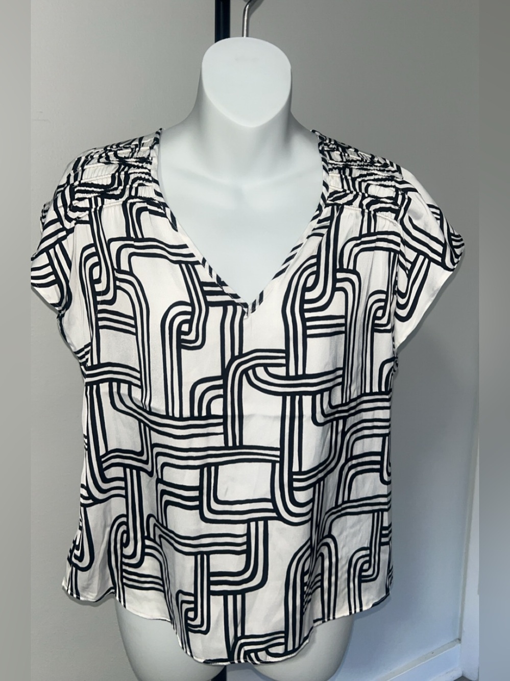 Nine West Black & White Geometric V-Neck Blouse